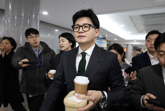 한동훈 국민의힘 대표가 26일 오전 국회 의원회관에서 열린 국민의힘 초선의원 공부모임 네 번째 '지방시대, 지속가능한 대한민국 성장 동력'에 참석했다 나오며 취재진의 질문을 받고 있다.<연합뉴스 사진>